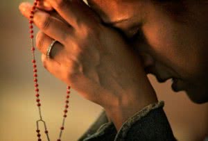 praying-hands-rosary-2